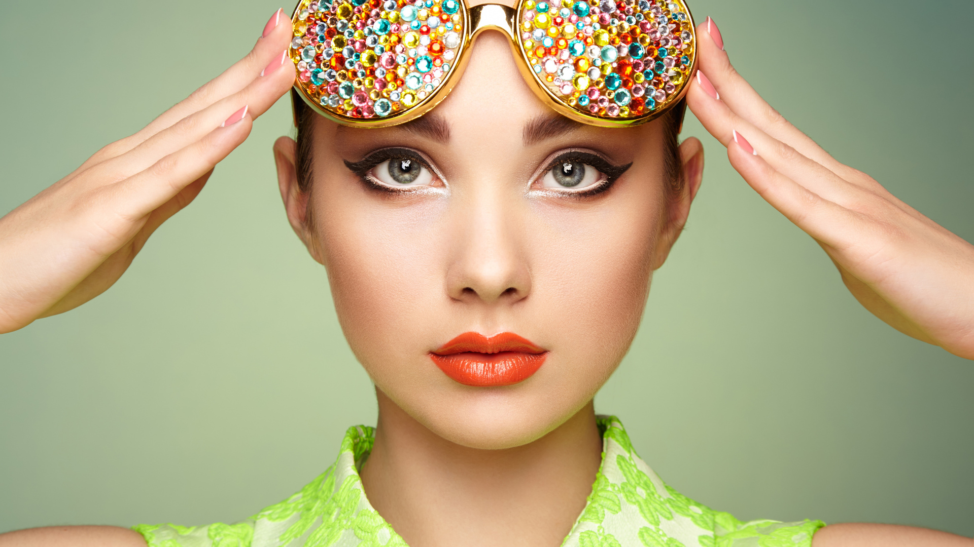 Красивая девушка с очками со стразами на лице