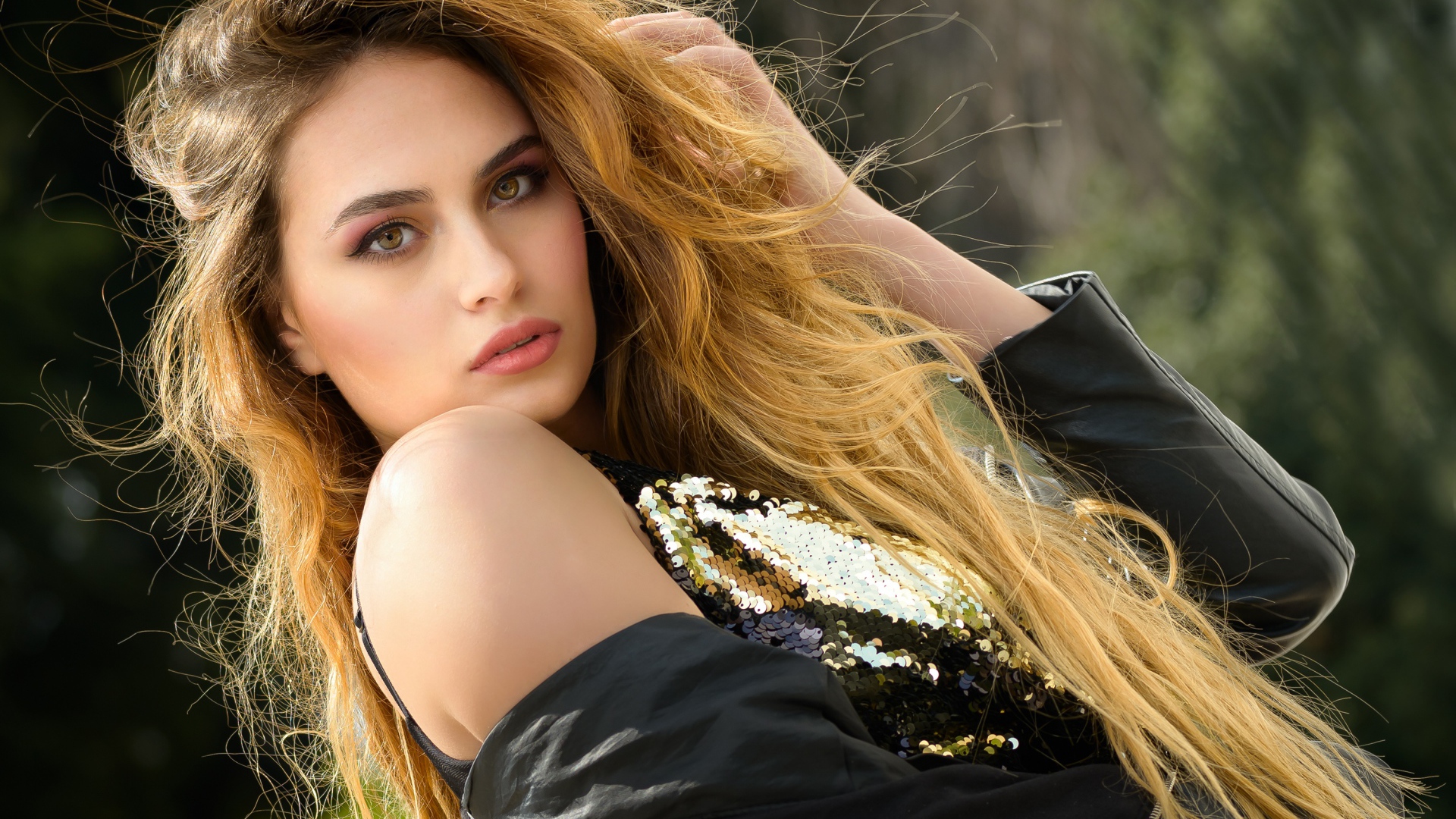 Красивая длинноволосая кареглазая девушка в черной куртке