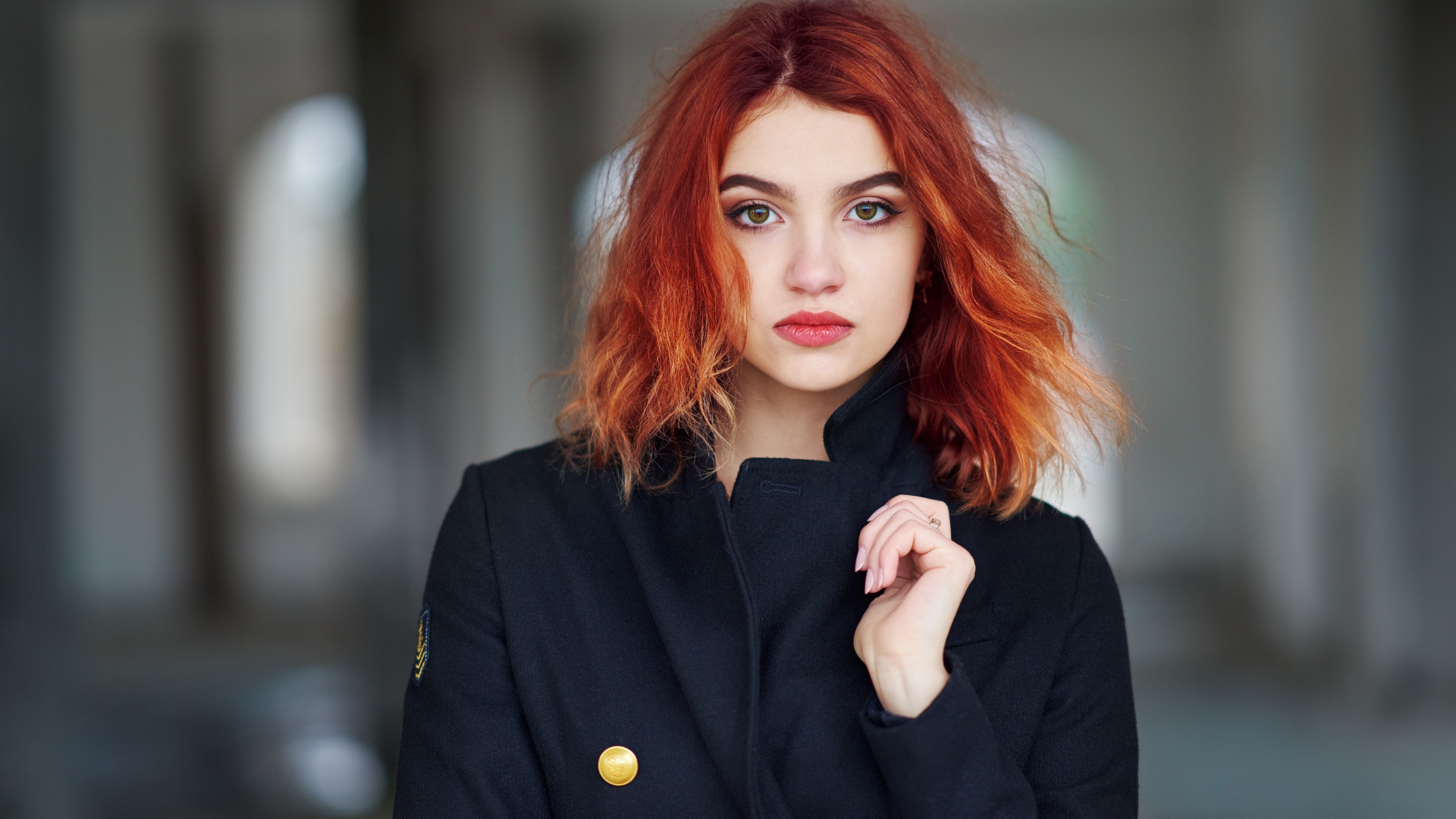 Красивая рыжеволосая девушка в черном пальто 