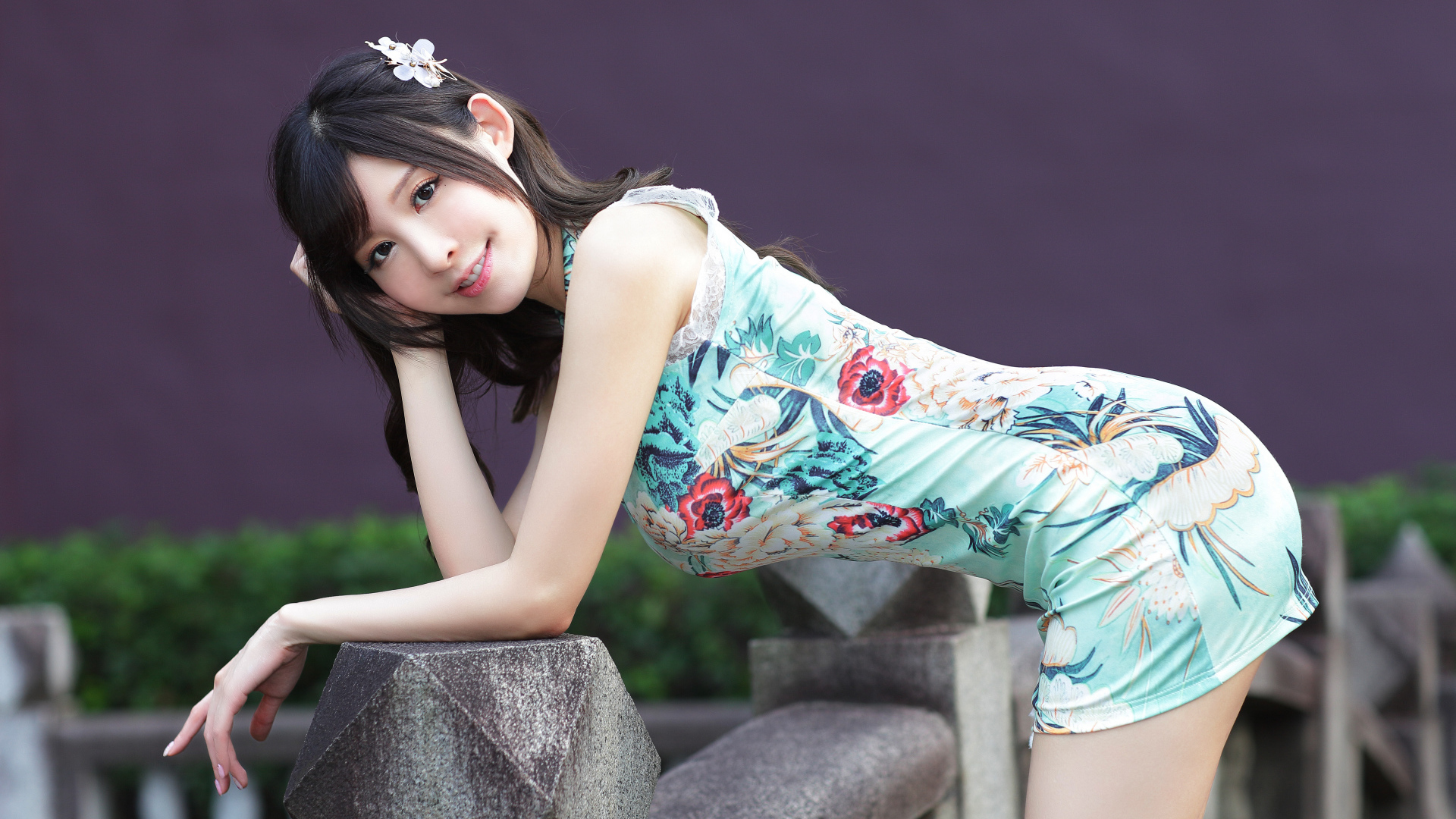 Красивая улыбающаяся девушка азиатка в коротком платье 