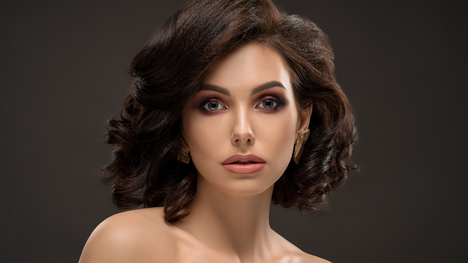 Красивая стильная девушка с прической на голове