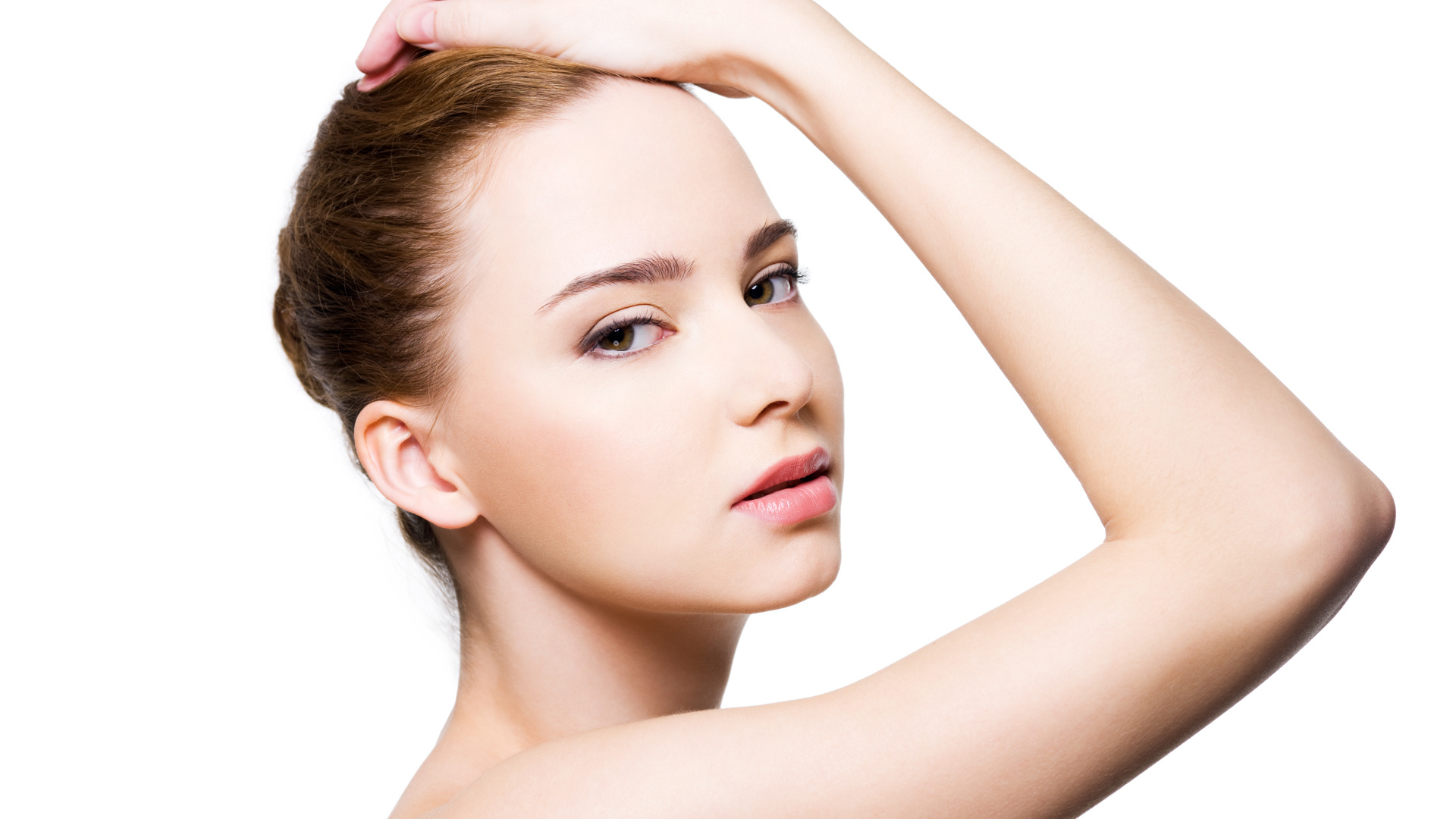 Красивая нежная девушка с рукой в волосах