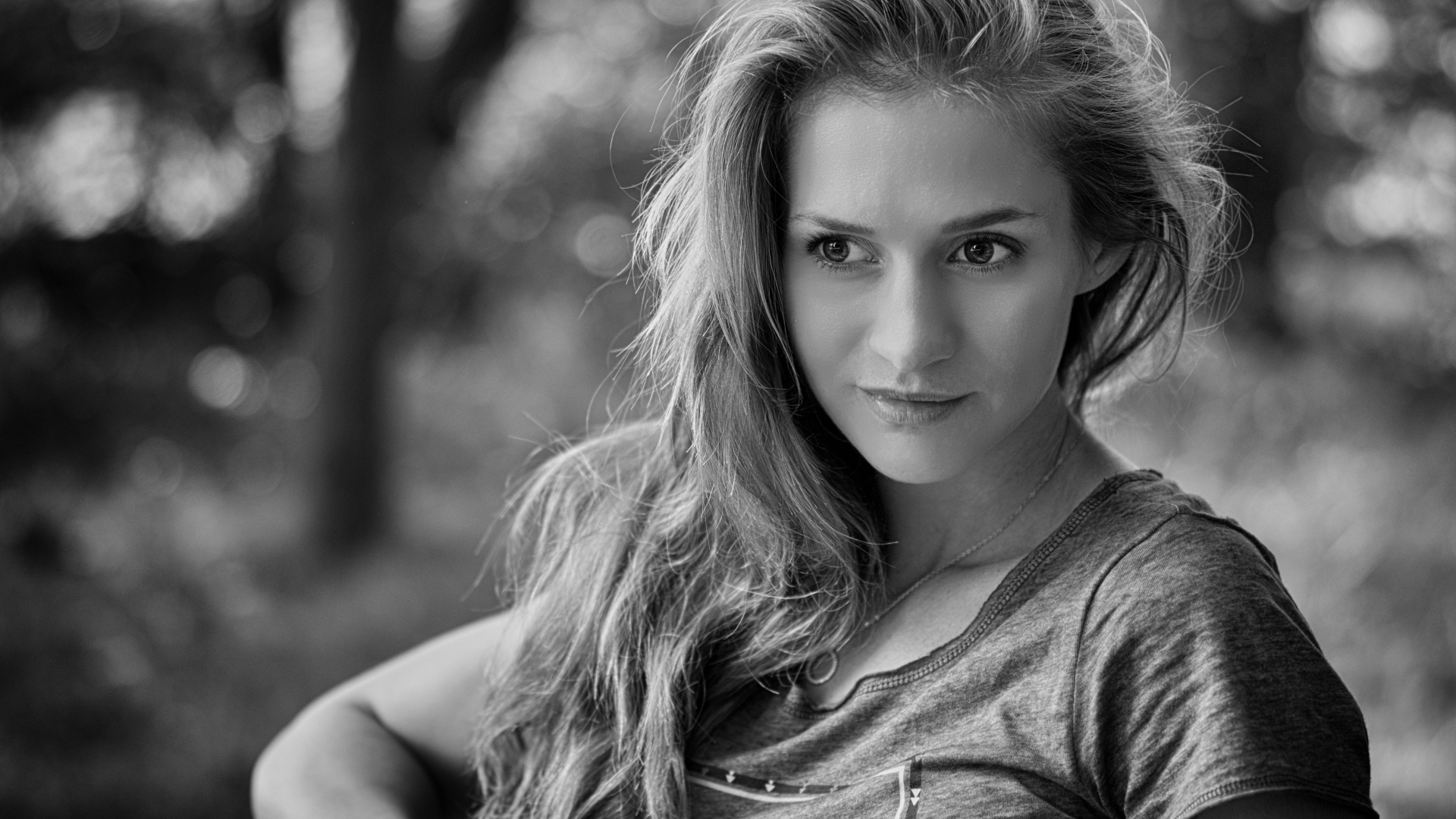 Черно-белое фото красивой девушки 