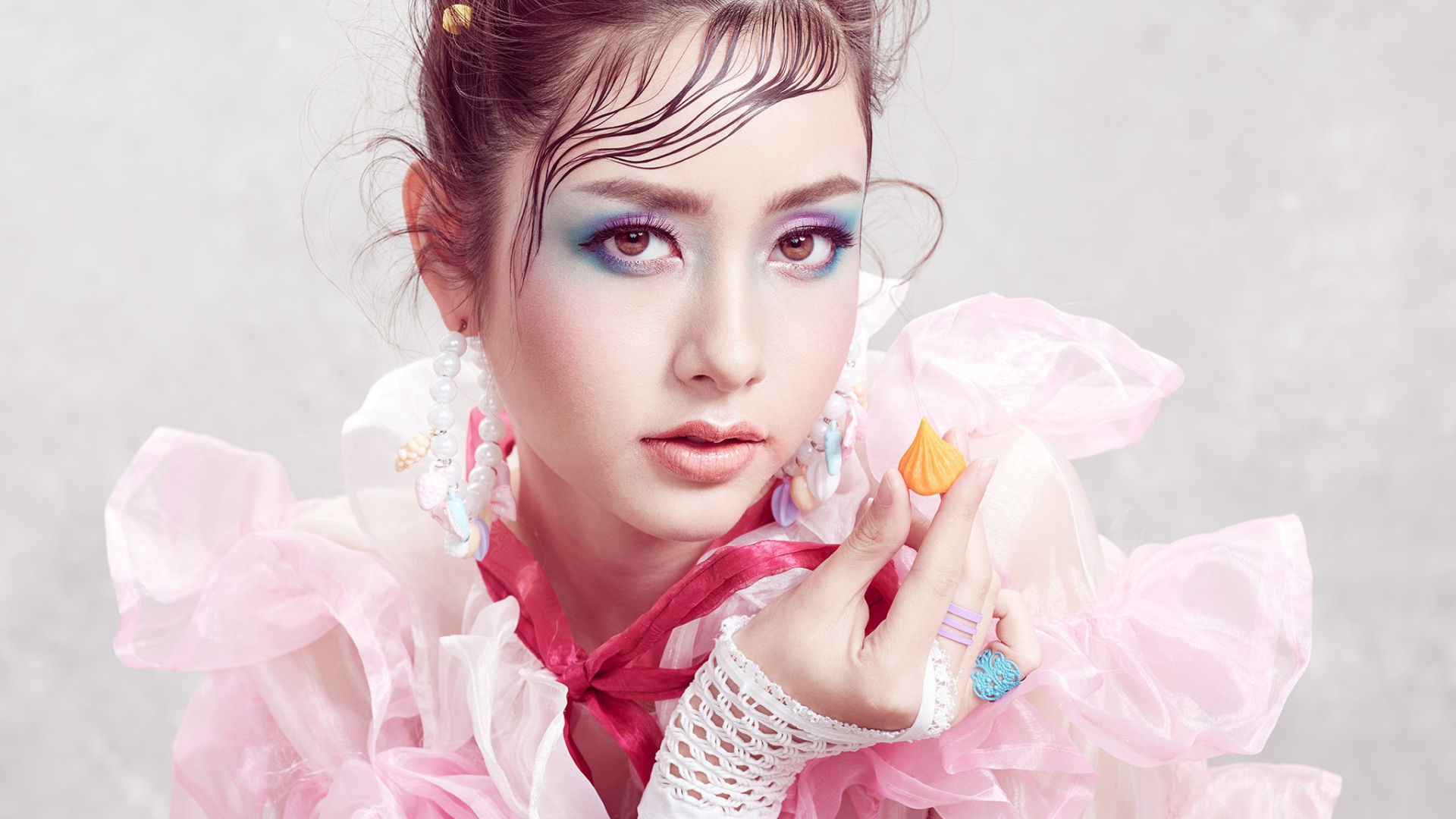 Ярка девушка азиатка с макияжем на лице 