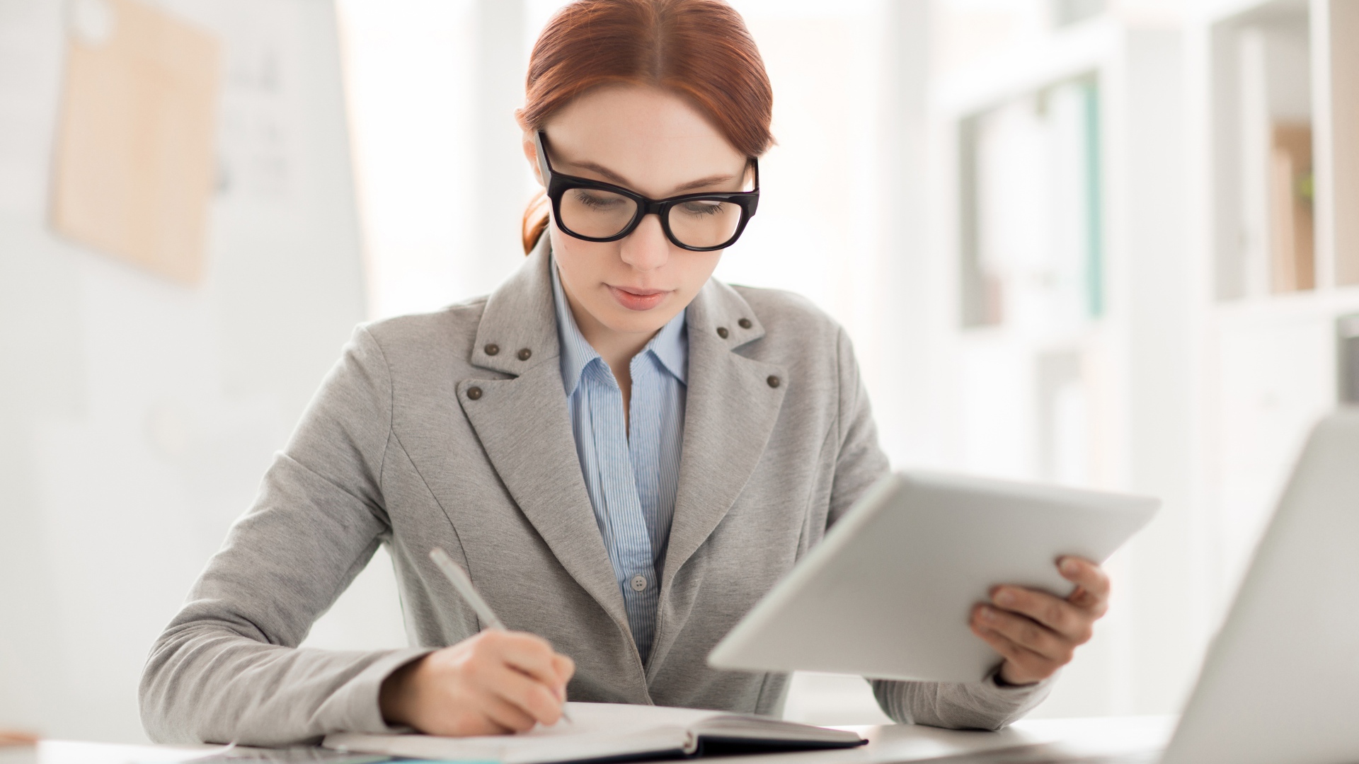 Деловая женщина в костюме за столом 