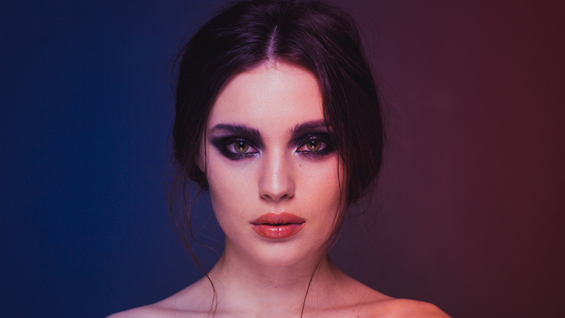 Лицо девушки с черным макияжем крупным планом