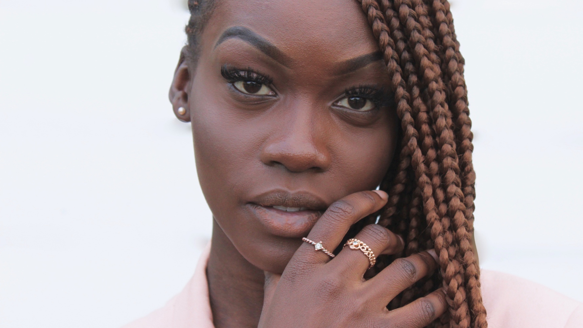 Темнокожая девушка с косичками крупным планом