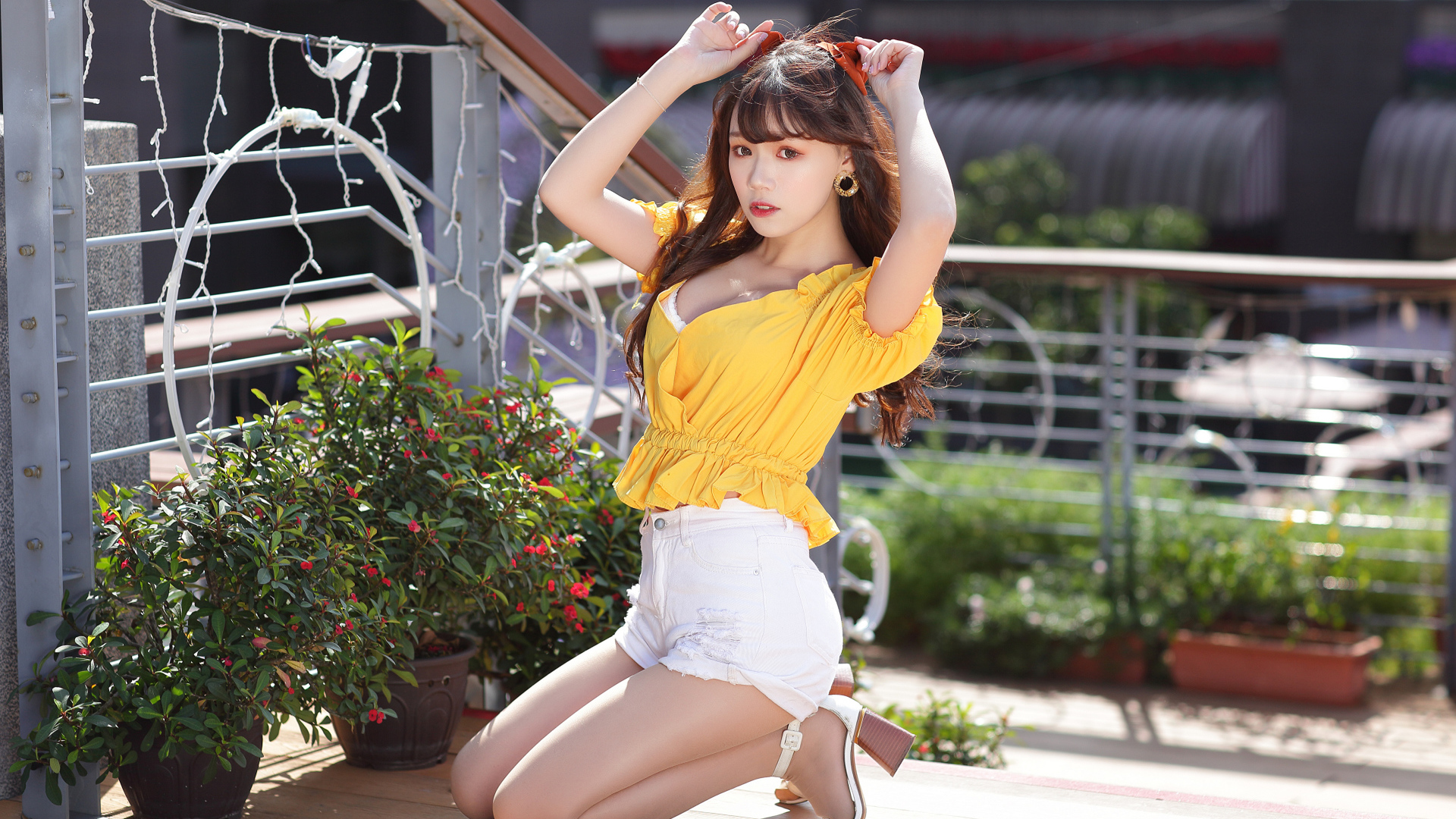 Милая девушка азиатка в коротких белых шортах 