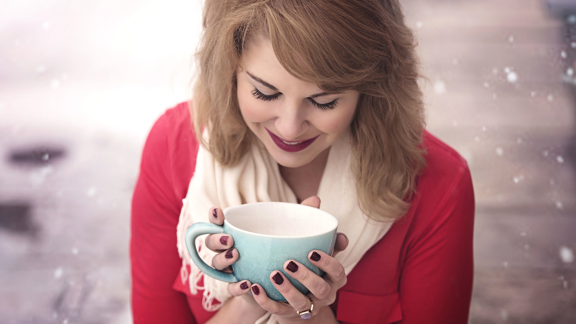 Милая девушка согревается горячим кофе