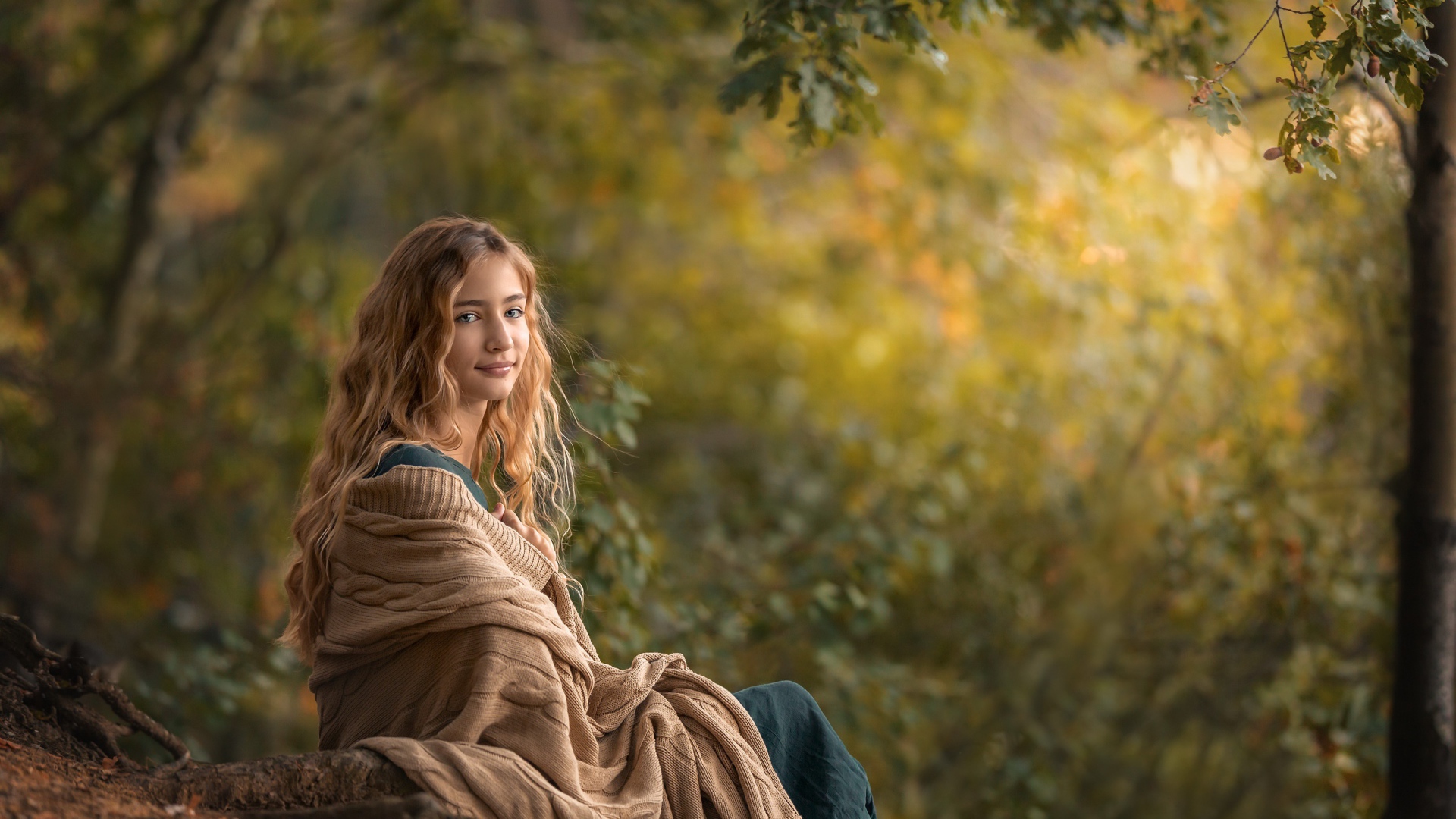 Милая длинноволосая девушка в теплой накидке 