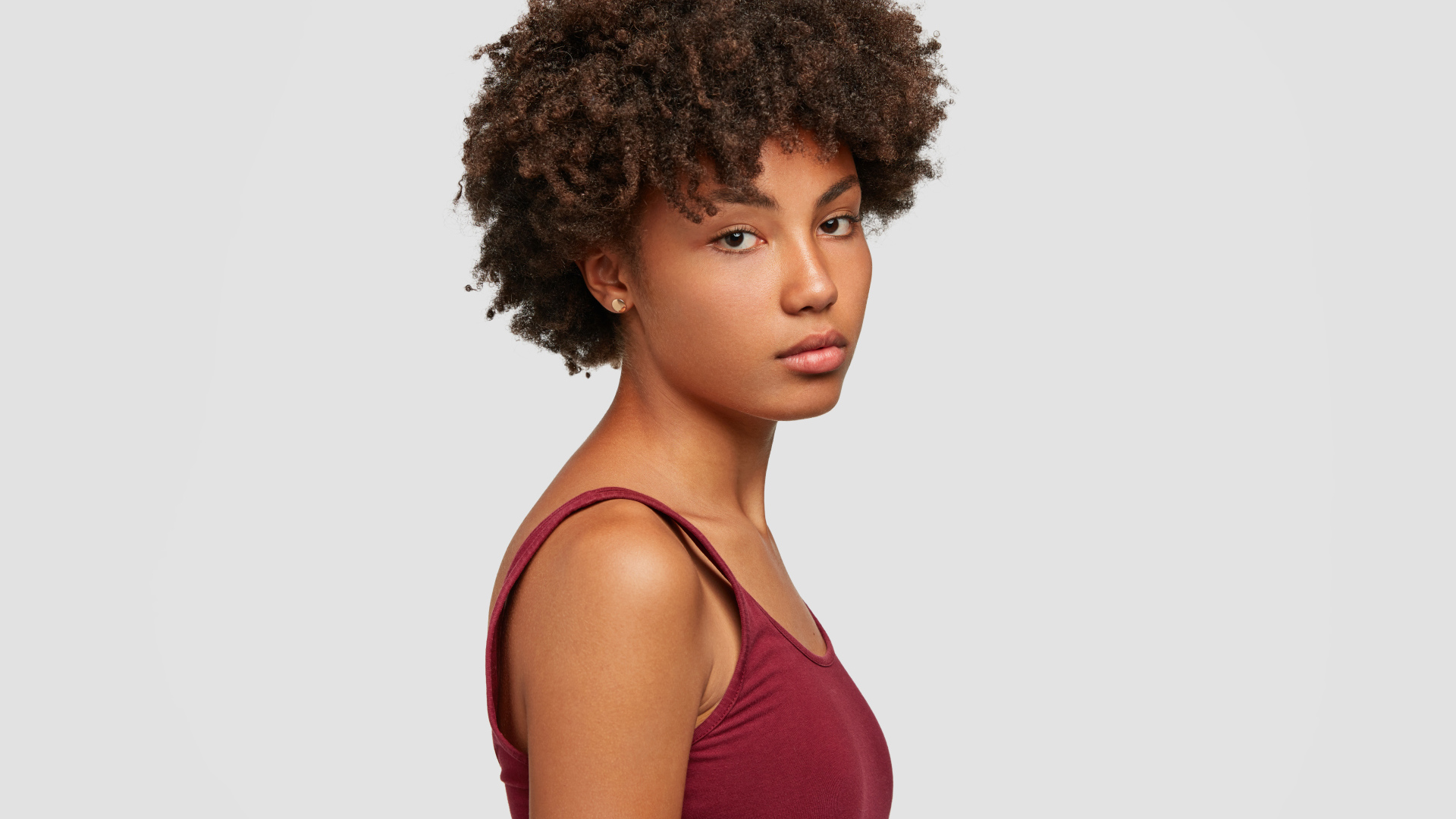 Милая девушка мулатка в красной майке