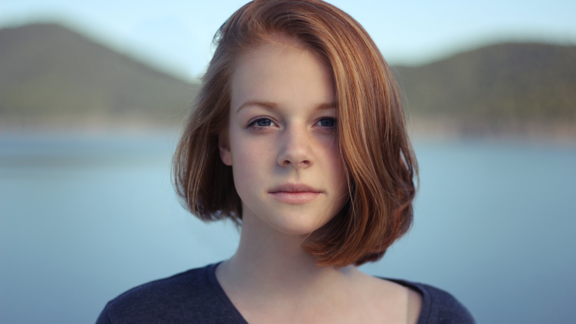 Милая настоящая девушка с короткой стрижкой 