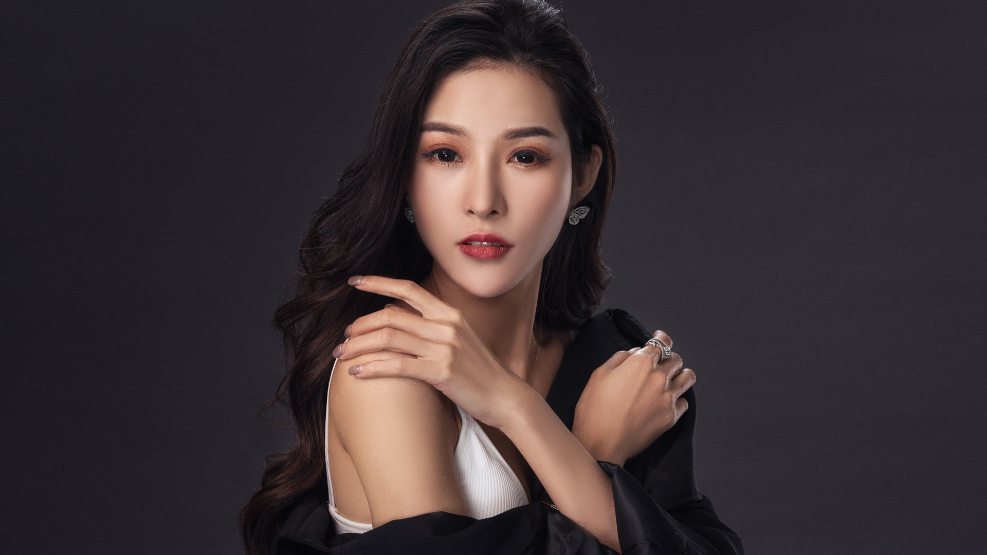 Нежная длинноволосая азиатка на сером фоне