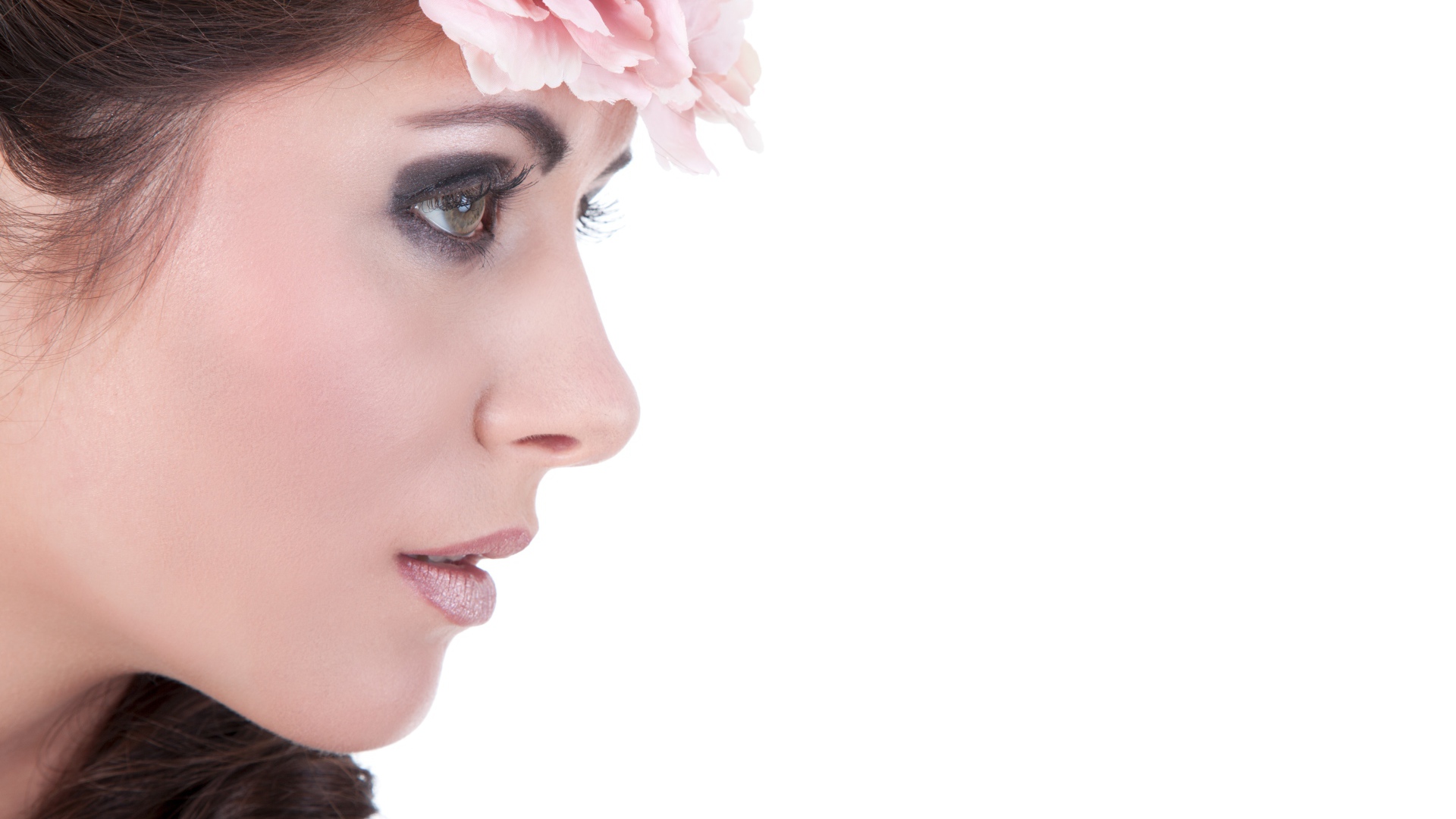 Лицо красивой девушка на белом фоне