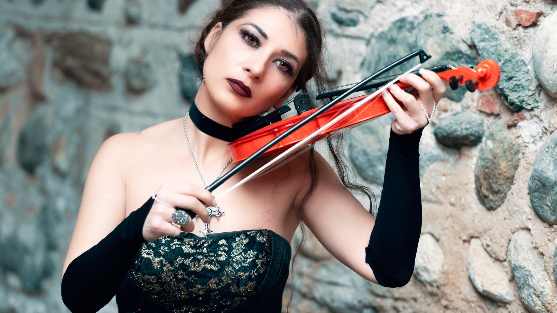 Девушка в черном платье со скрипкой в руке 