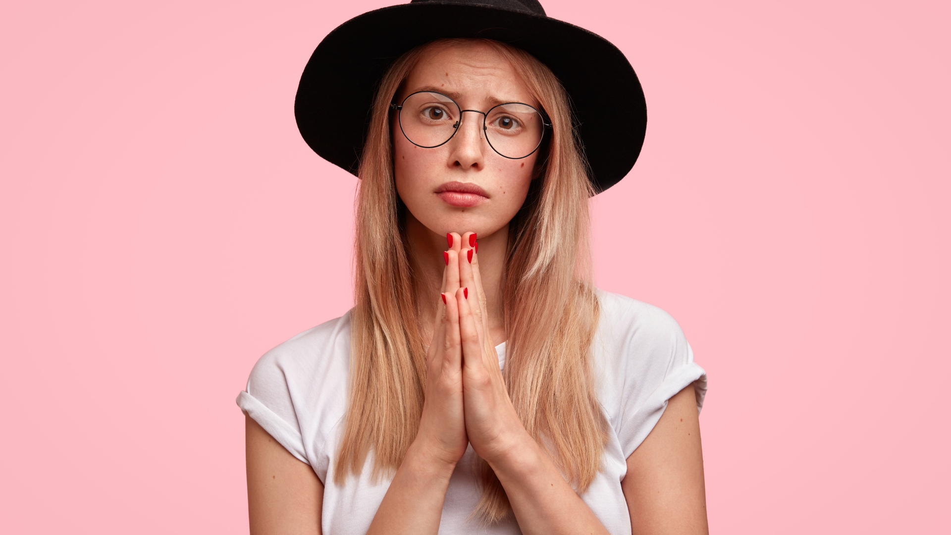 Девушка в черной шляпе умоляет о прощении 