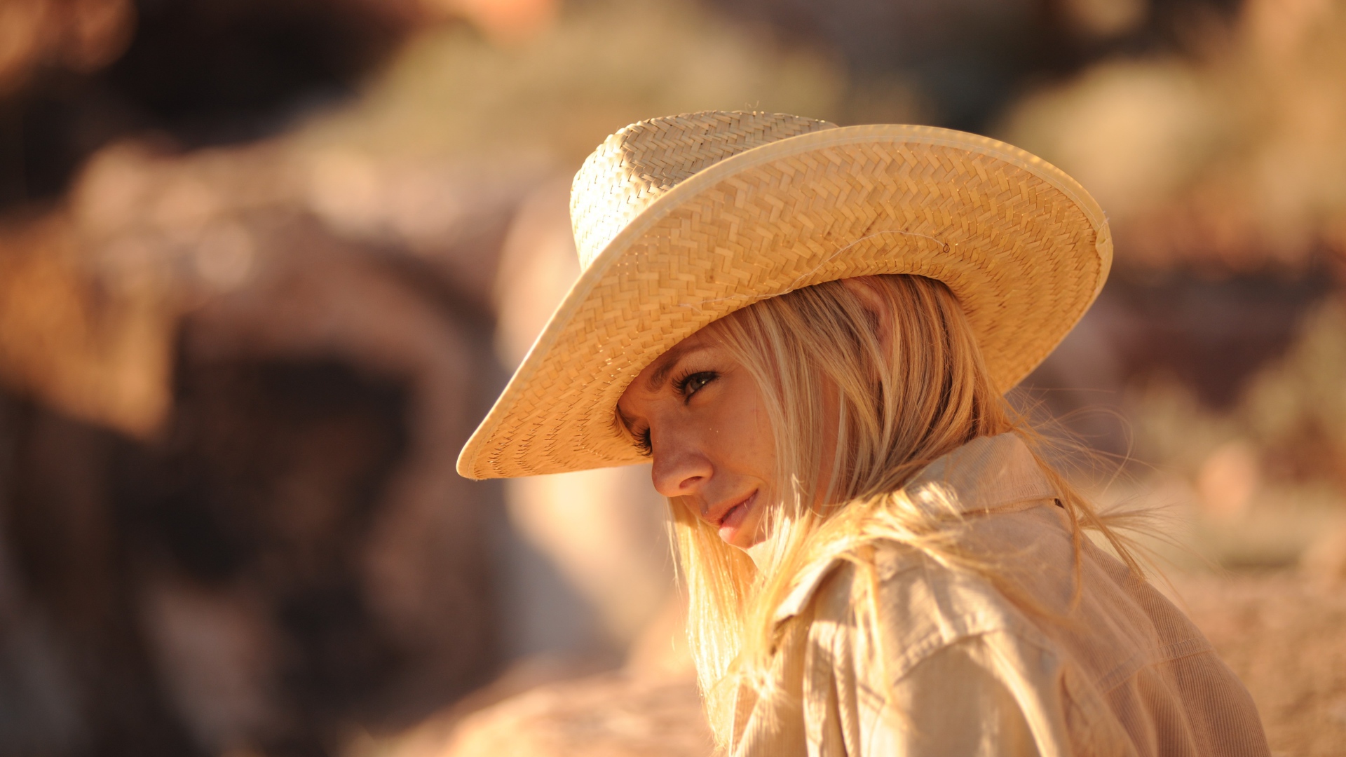 Девушка в ковбойской соломенной шляпе 