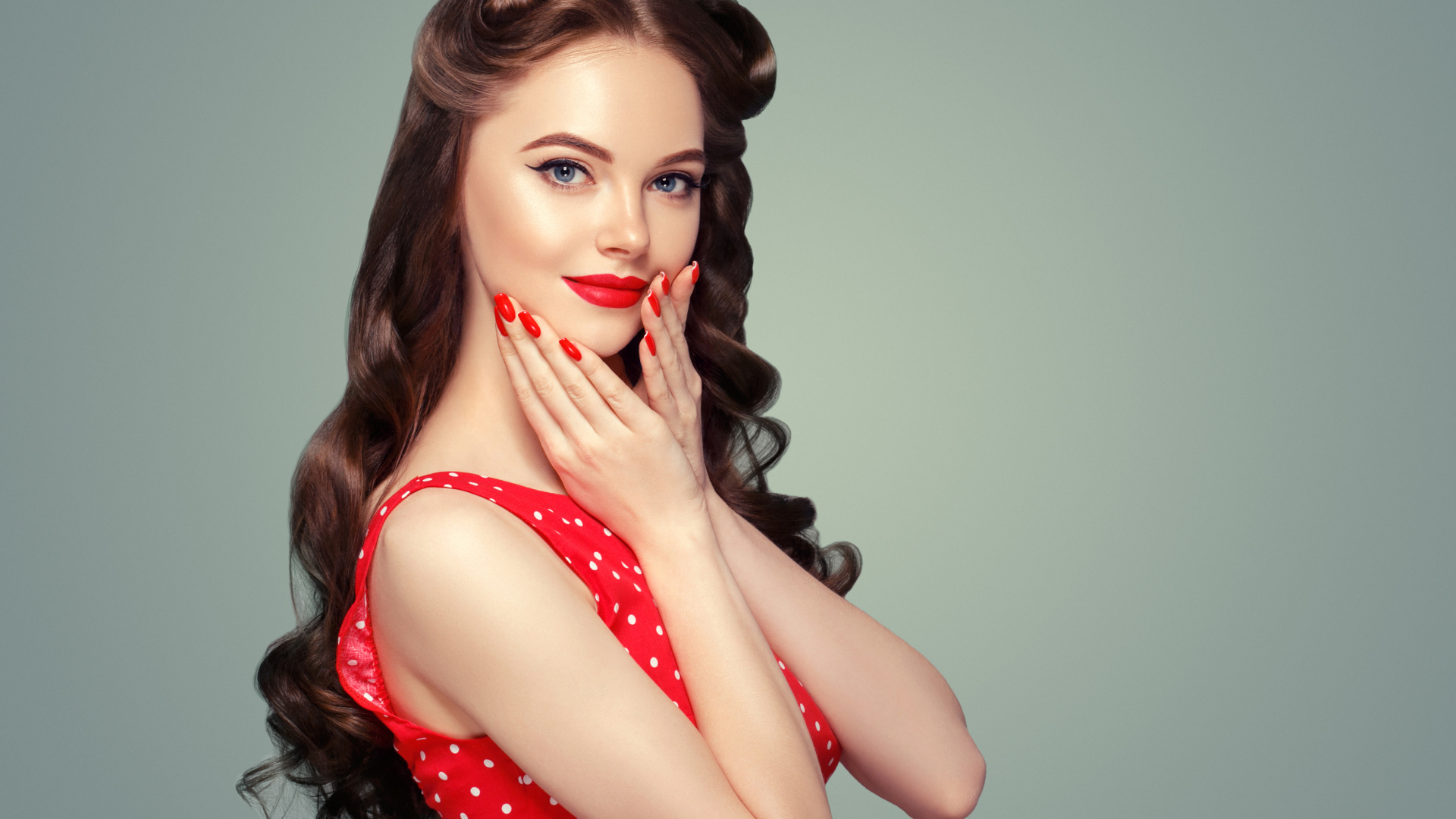 Девушка в красном платье с красивыми длинными волосами