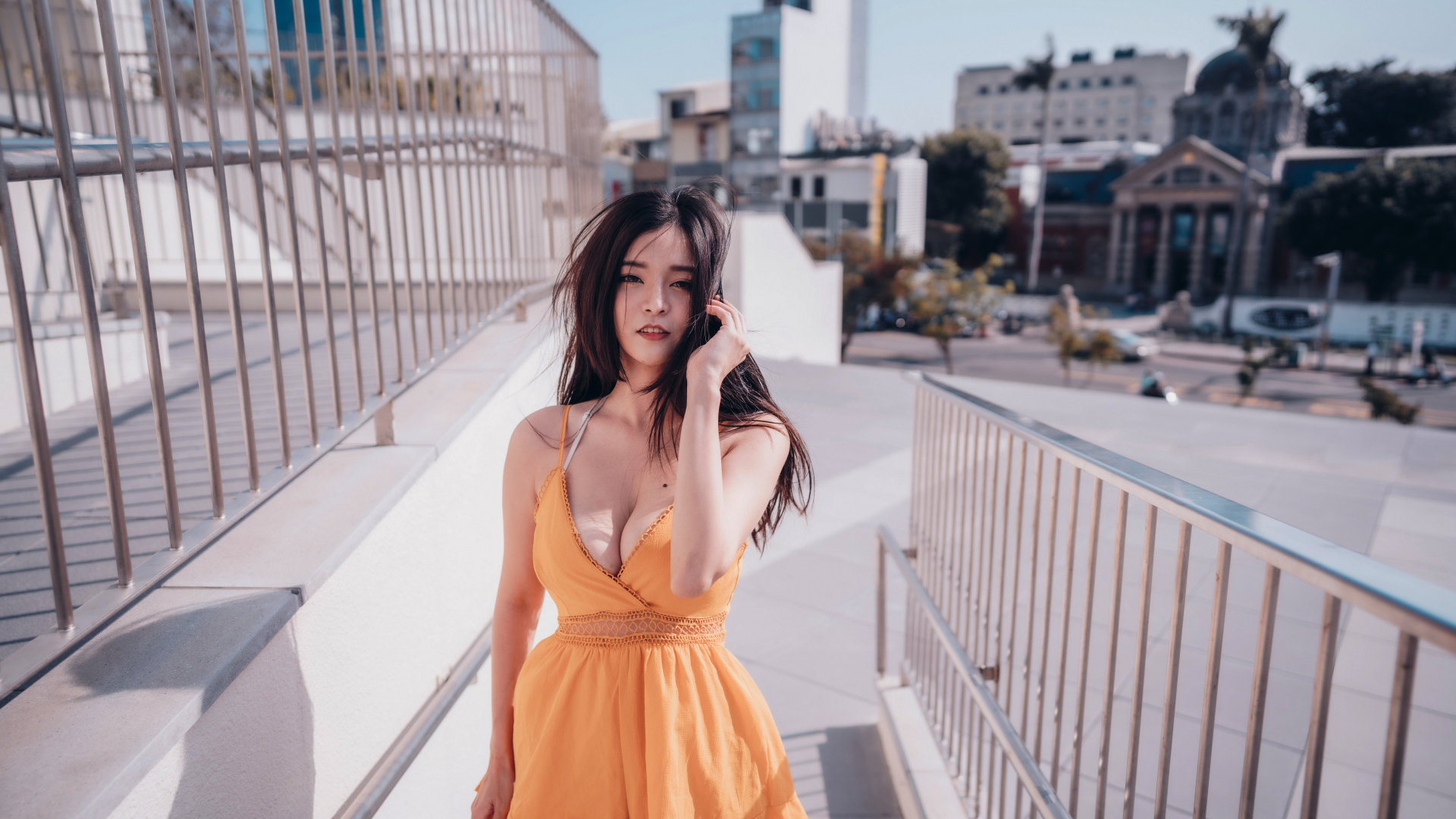 Девушка в коротком платье у перил 