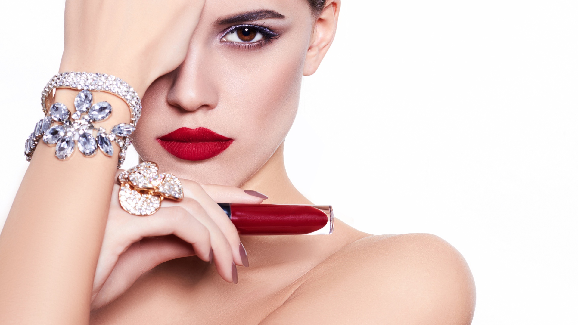 Девушка с ярким макияжем на лице на белом фоне с 