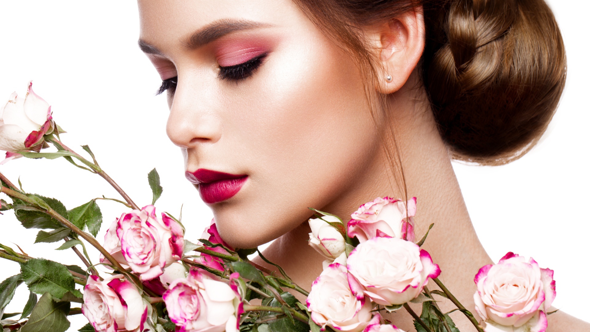 Девушка с нежным макияжем с букетом роз в руках