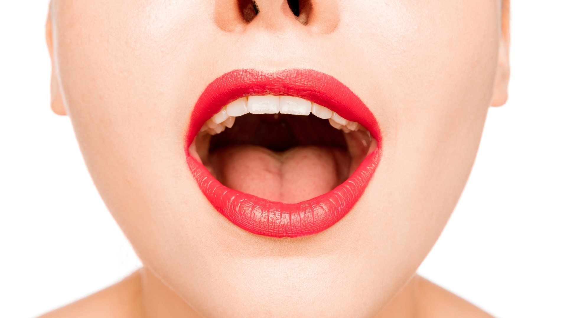 Девушка с красными губами открыла рот 