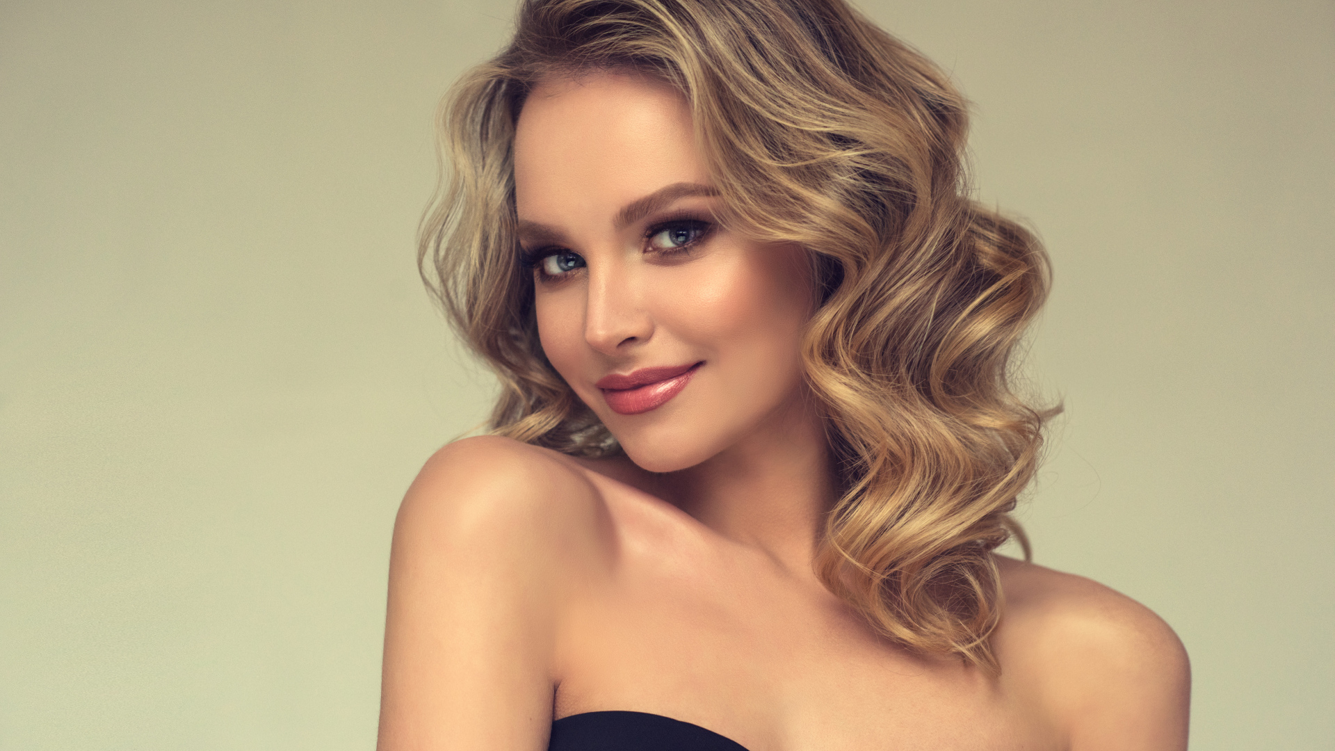 Милая улыбка длинноволосой голубоглазой блондинки