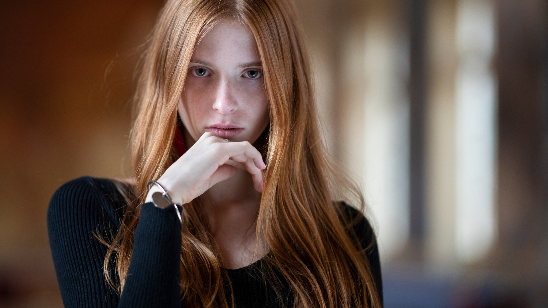 Милая девушка с длинными волосами без макияжа 