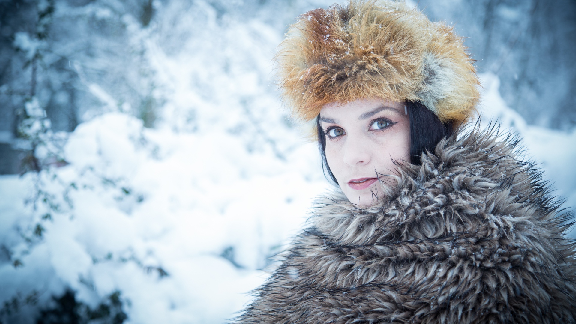 Русская женщина  в меховой накидке зимой