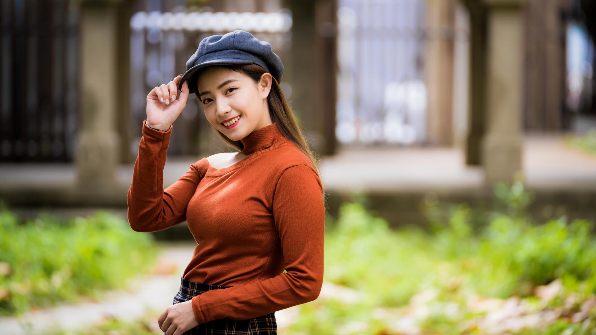 Улыбающаяся девушка азиатка в кепке 