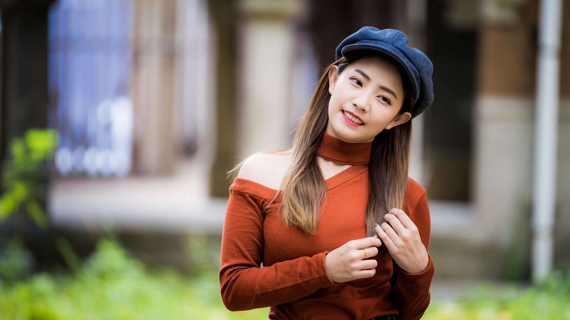 Улыбающаяся азиатка в черной кепке 