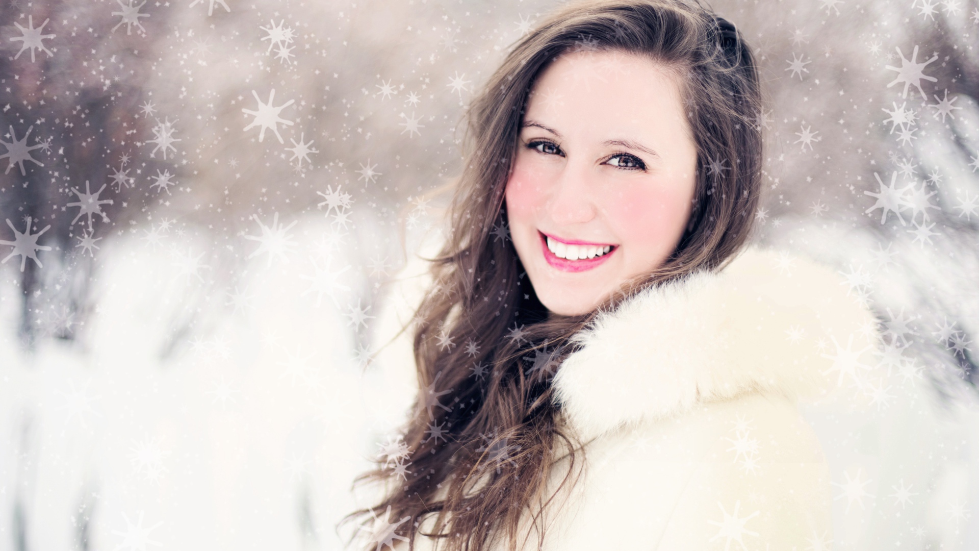 Улыбающаяся девушка в белой шубе на улице зимой 