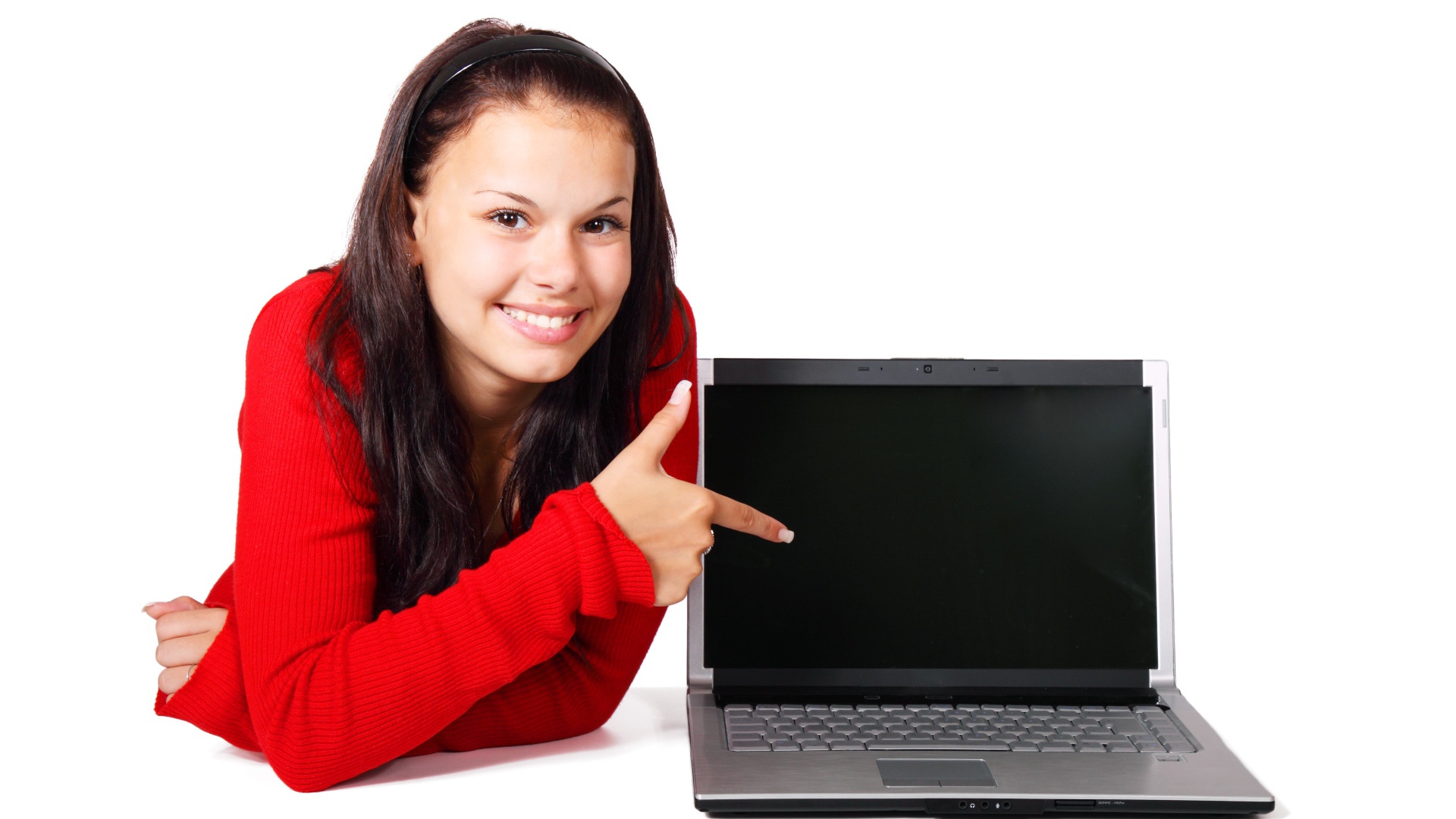 Улыбающаяся девушка с ноутбуком на белом фоне