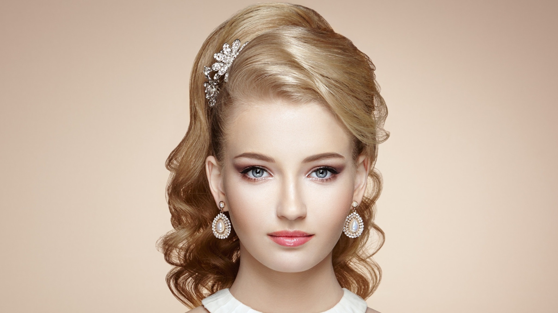 Нежная красивая светловолосая девушка с дорогими украшениями