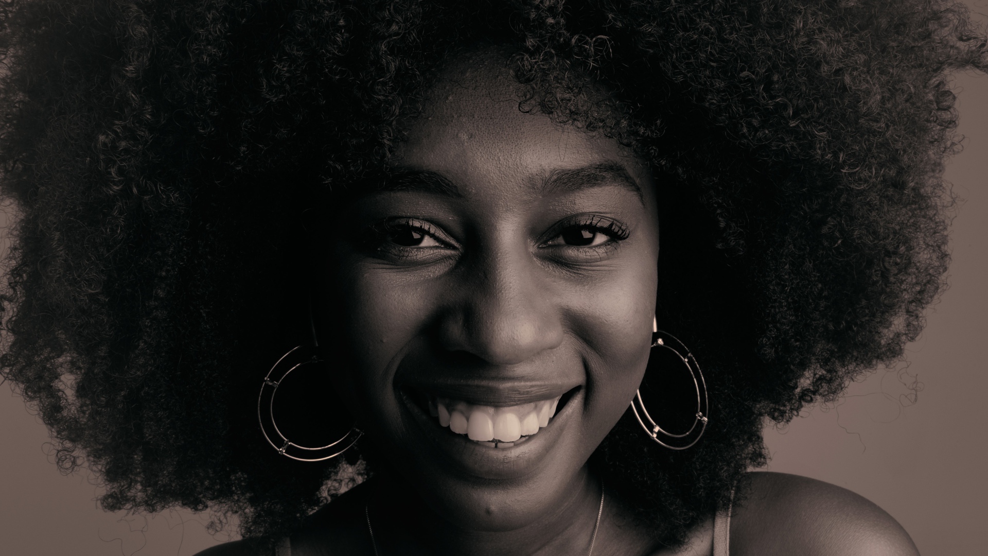 Лицо улыбающейся темнокожей девушки  
