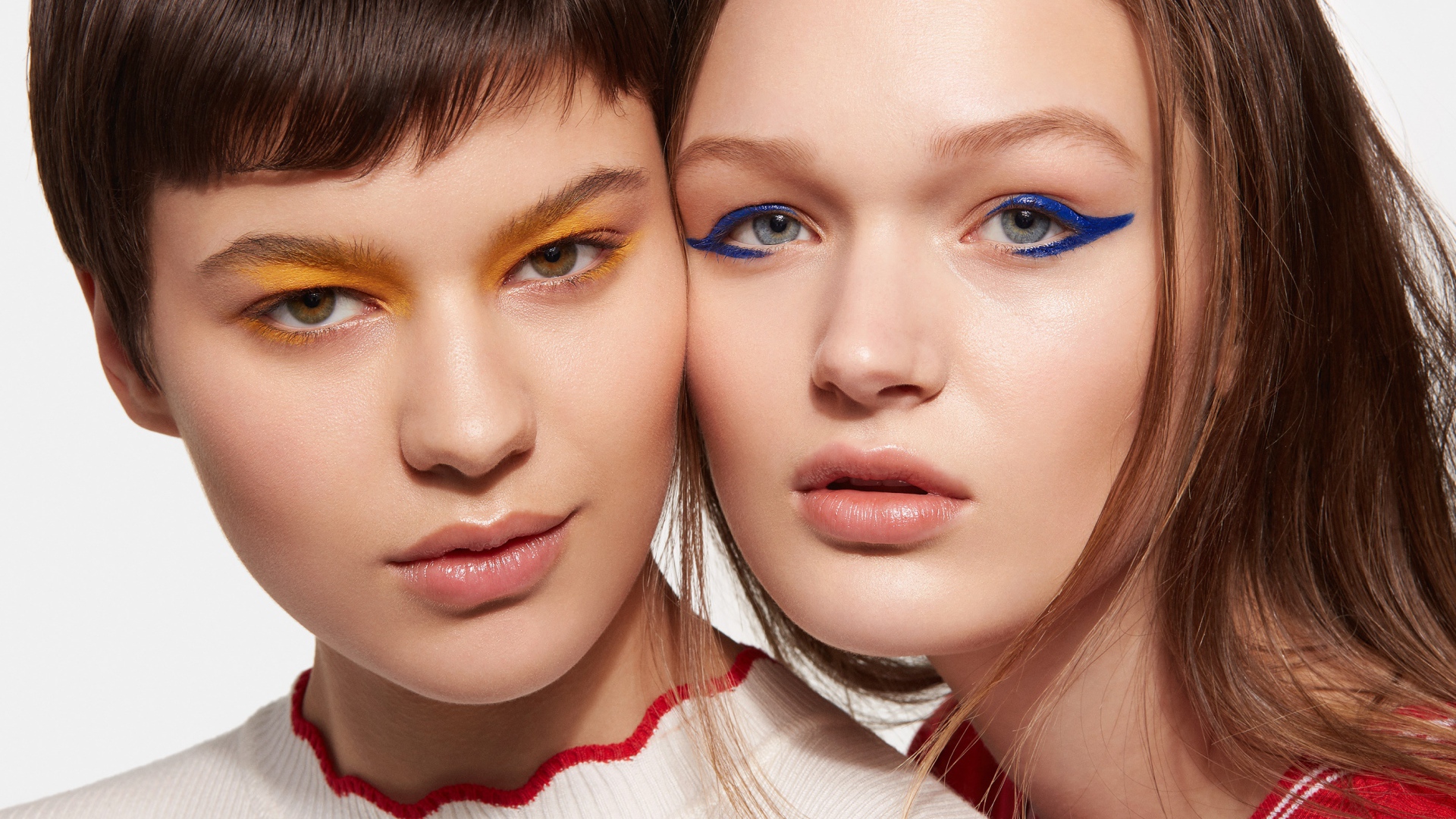 Две красивые девушки подруги с ярким макияжем