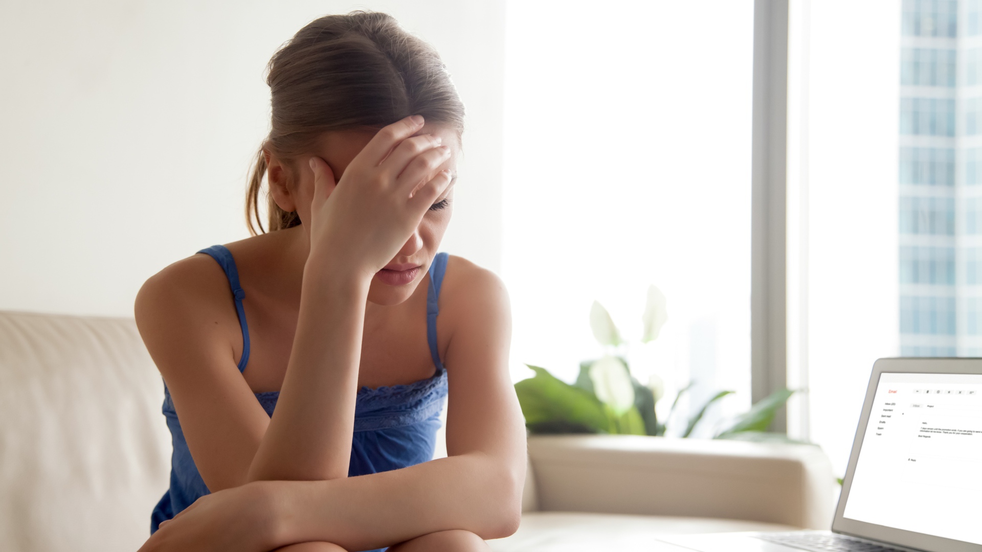 Расстроенная молодая девушка с ноутбуком