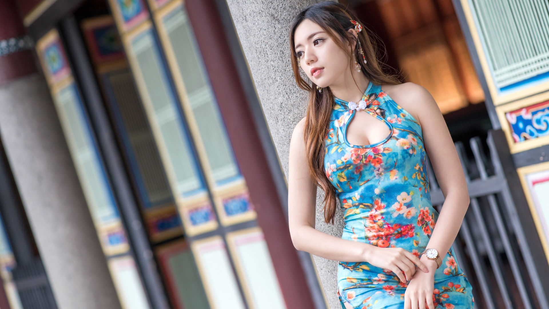 Молодая девушка азиатка в коротком платье 