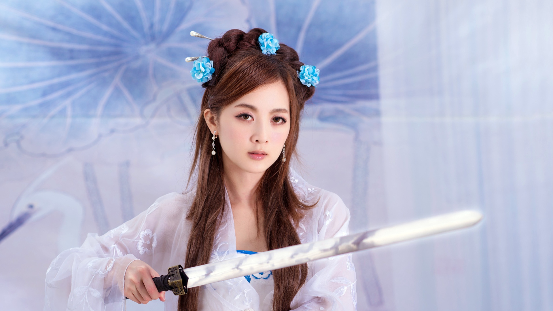 Молодая девушка азиатка с мечом в руках 