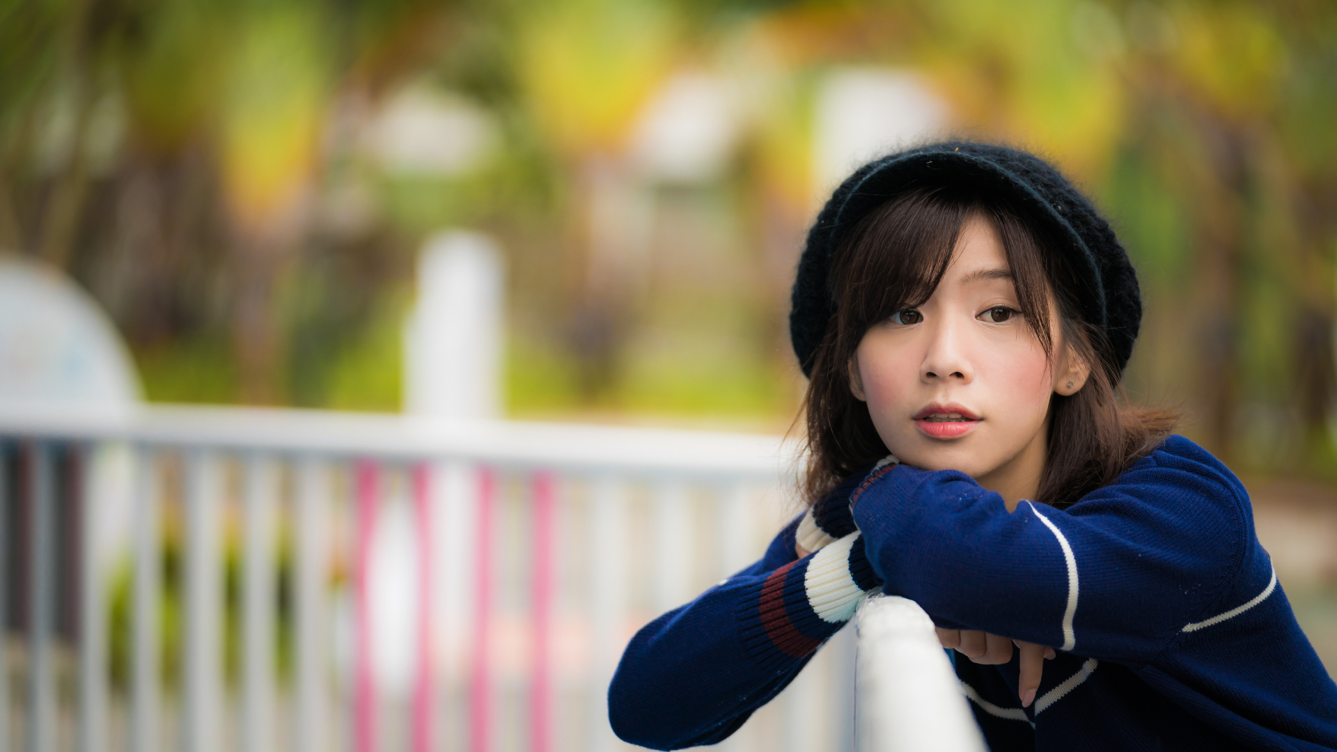 Молодая азиатка в черном берете в парке