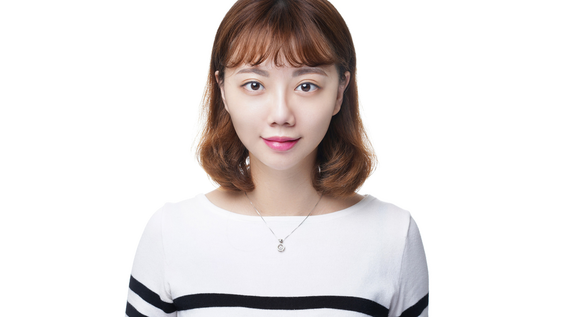 Молодая азиатка в свитере на белом фоне