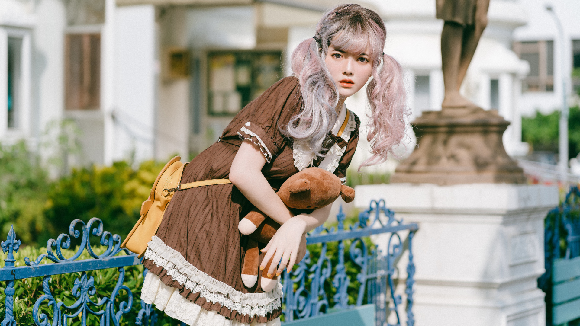 Молодая азиатка с игрушечным медведем в руках