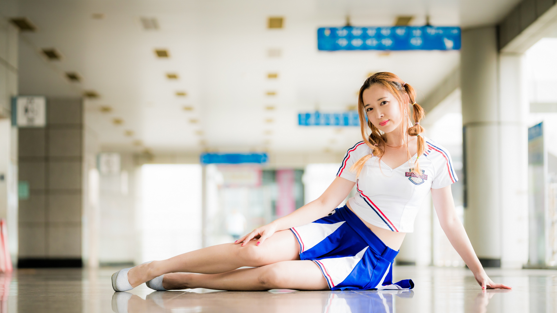 Молодая спортивная азиатка в форме в спортзале 