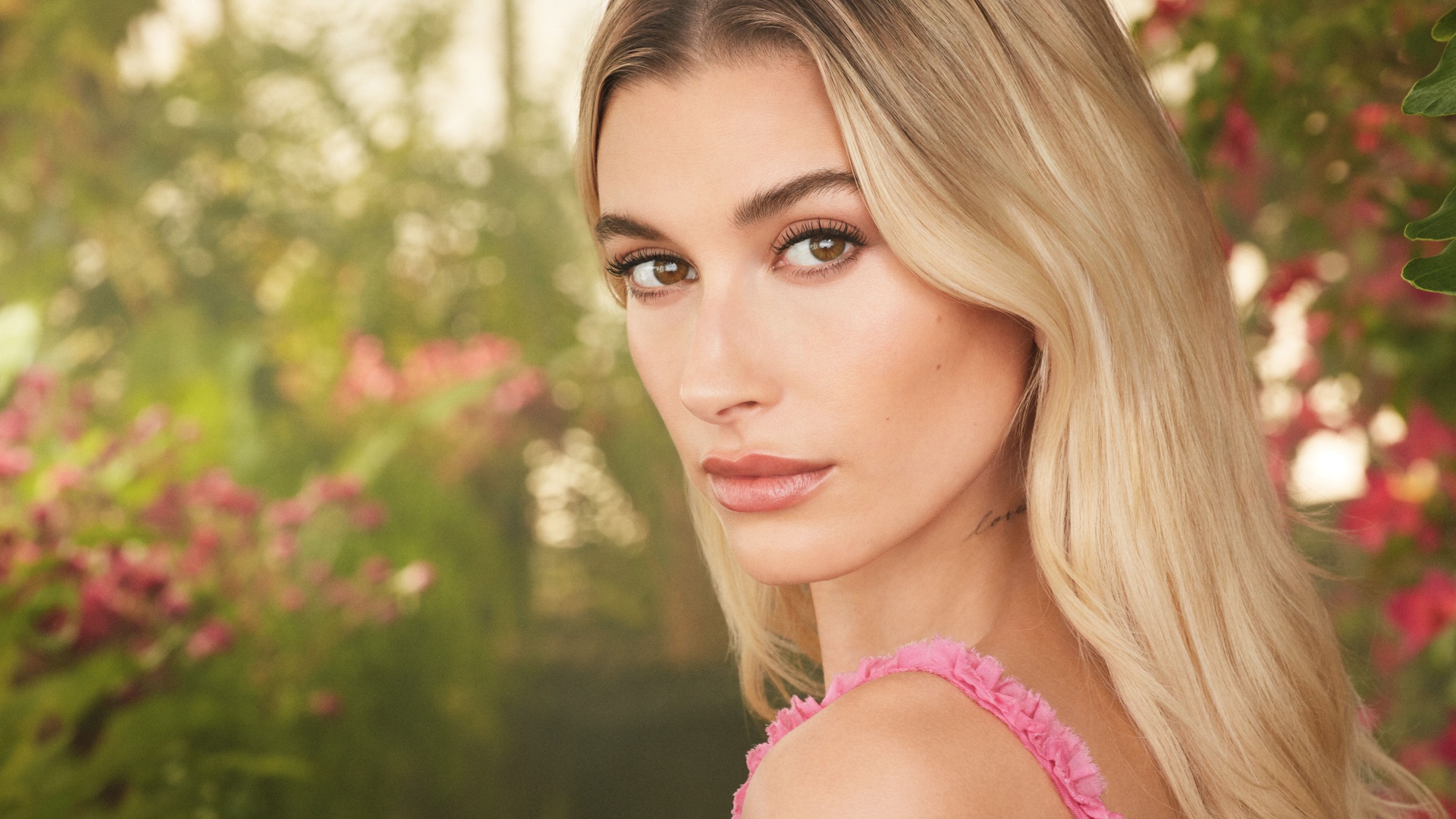 Милая кареглазая девушка модель Хейли Болдуин