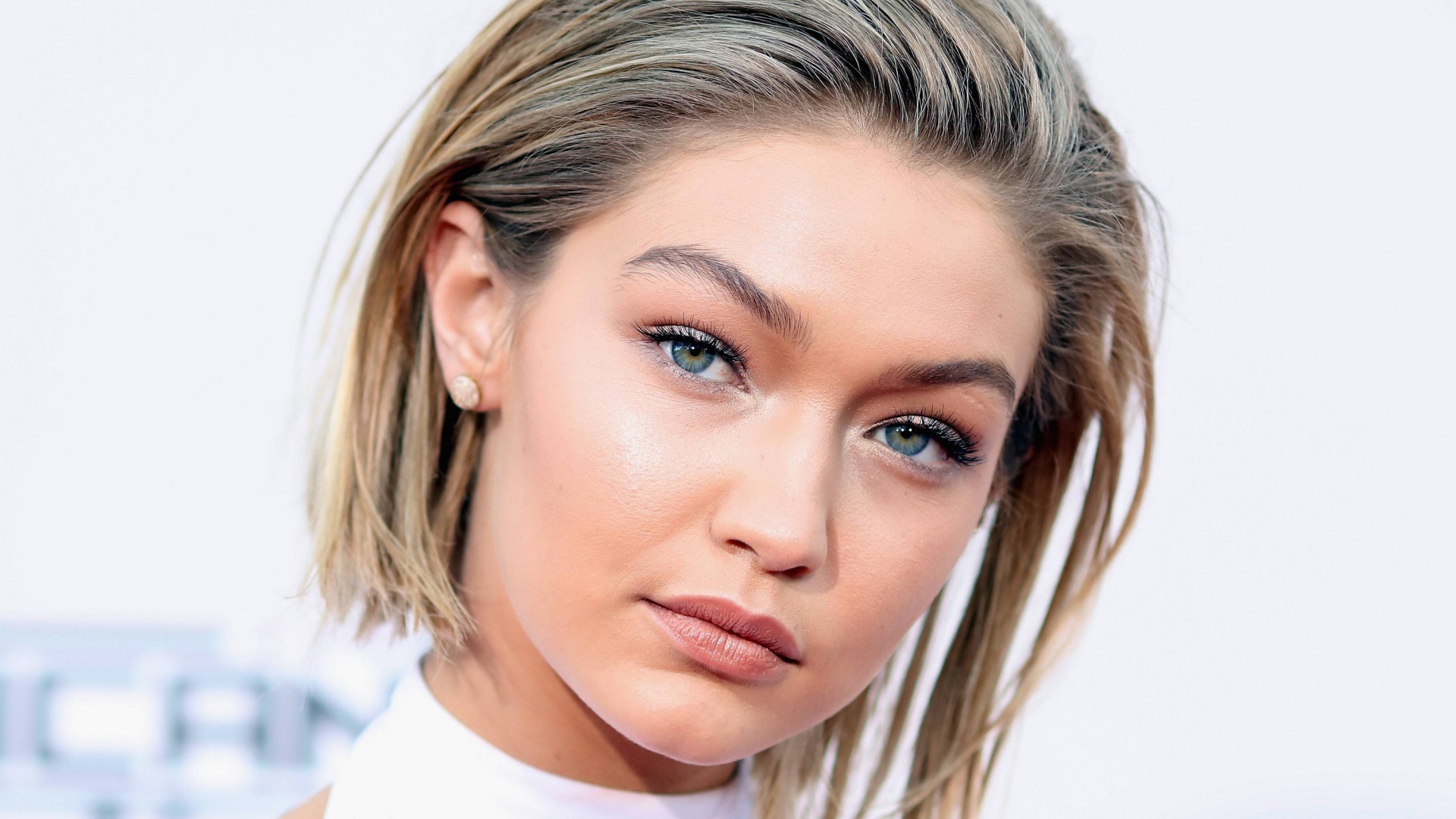 Блондинка с короткой стрижкой, модель Джиджи Хадид