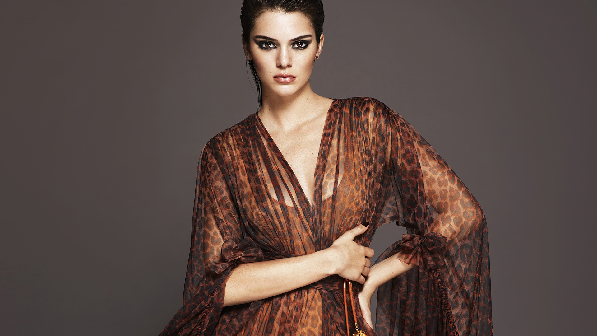 Супермодель Кендалл Дженнер в леопардовом платье на сером фоне