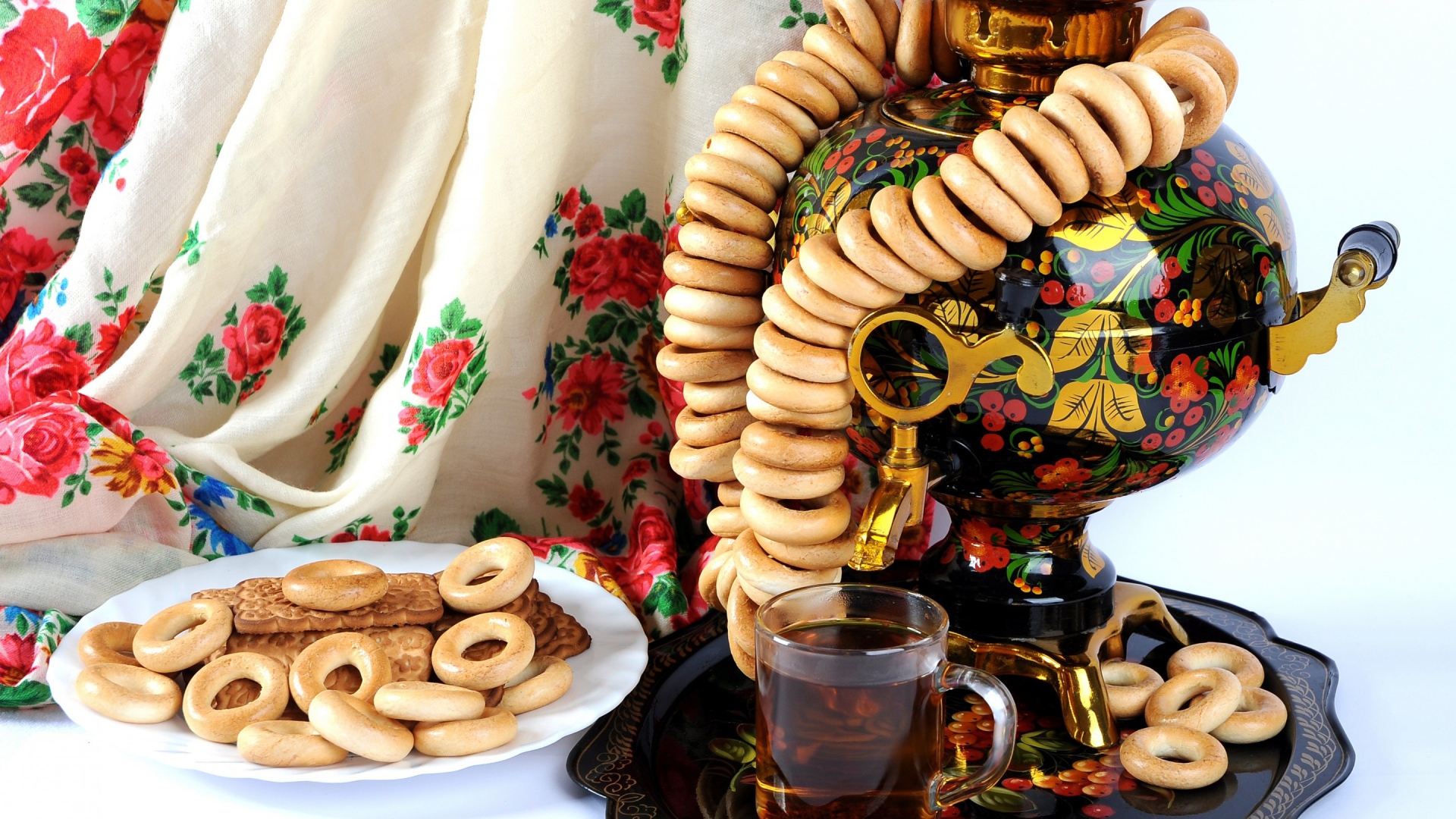 Самовар на столе с баранками и печеньем  на праздник Масленица 2020