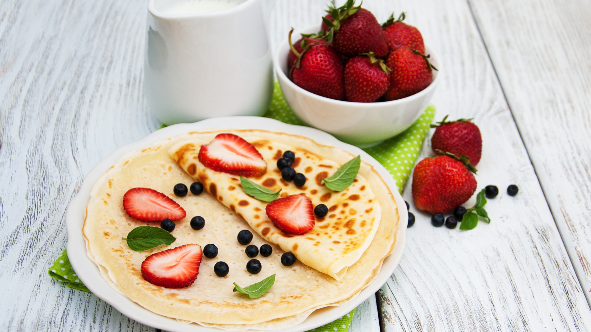 Тонкие блины с ягодами черники и клубники на праздник Масленица 2020