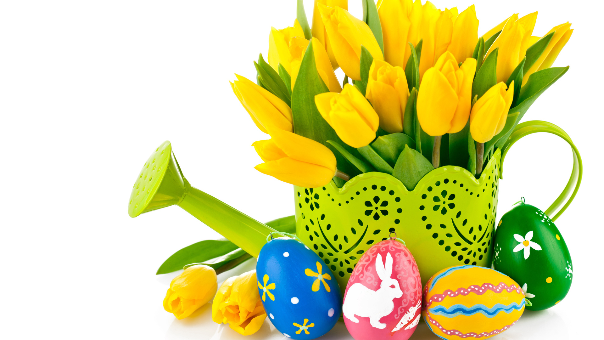Букет желтых тюльпанов на белом фоне с пасхальными яйцами