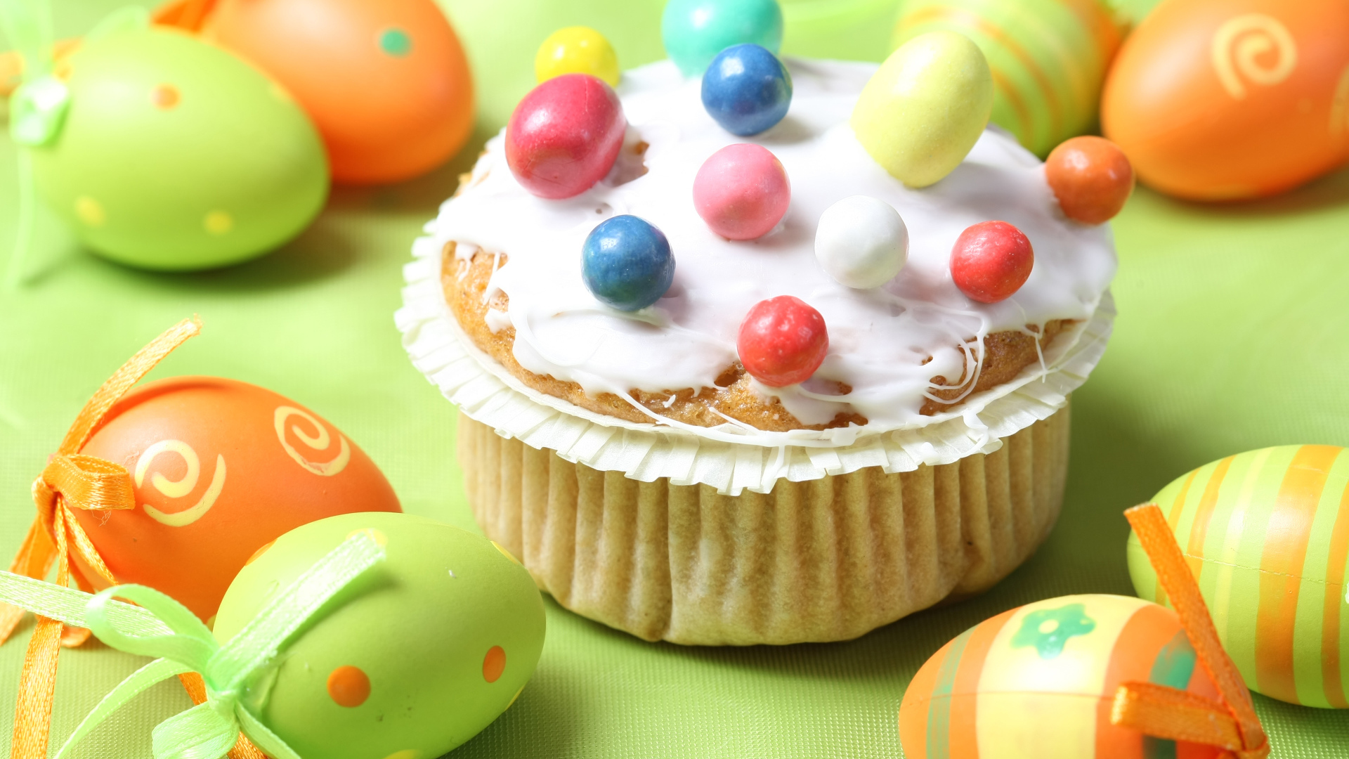 Вкусный кулич на столе с яйцами на Светлый праздник Пасха